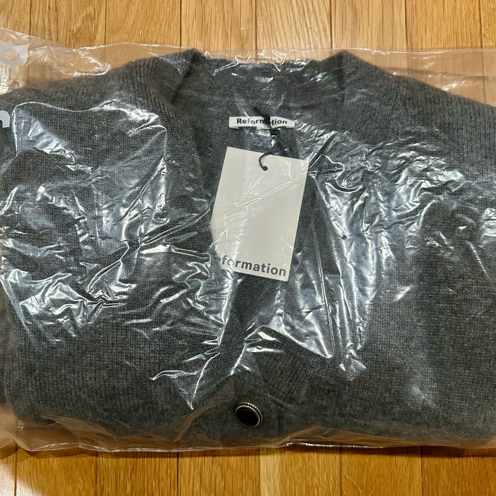 Reformation Hana Cashmere Sweater Cardigan in XS - Picture 5 of 10